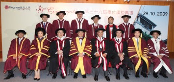 嶺南大學第三十九屆學位頒授典禮大合照：(前排左起)司庫楊佳錩先生、校董會副主席高靜芝女士、榮譽工商管理博士伍沾德博士、校監曾蔭權先生、榮譽社會科學博士梁振英博士、榮譽法學博士David Oxtoby教授、校董會主席陳智思先生、校長陳玉樹教授及(後排)嶺大管理層。