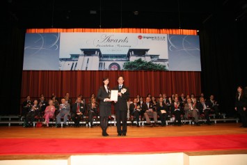 恒生银行总经理冯孝忠先生颁发2010年度「大学最杰出学生奖」予陈柔铮同学。