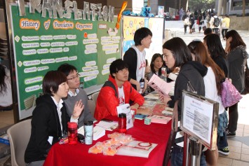 Lingnan students seize the chance of the Information Day to introduce the characteristics of the academic disciplines of the University to secondary school students.