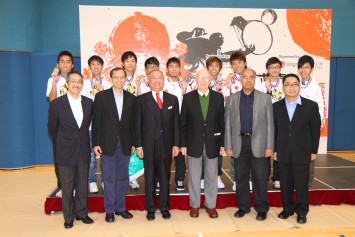 Lingnan University President Prof Chan Yuk-Shee (front row, 2nd from left) with Sir David Akers-Jones, Chairman of the Jackie Chan Charitable Foundation (front row, 3rd from right), guests and students at the Award Presentation Ceremony for the 14th Jackie Chan Challenge Cup Inter-collegiate Invitation Tournament. Lingnan University was the second runner-up in the soccer invitation men's tournament. 