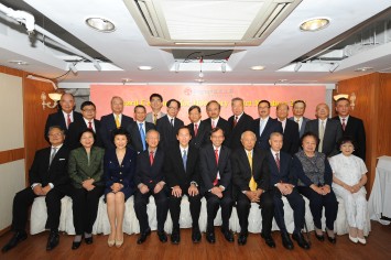Mr Bernard Charnwut Chan, Chairman of the University Council (front row centre left), Ms Sophia Kao, Deputy Chairman of the University Council (front row 3rd left), Mr Ben Wong Chung Mat, Treasurer of the University Council (back row centre right), Prof Chan Yuk-Shee, President of the University (front row centre right) and the Honorary Court Members. 