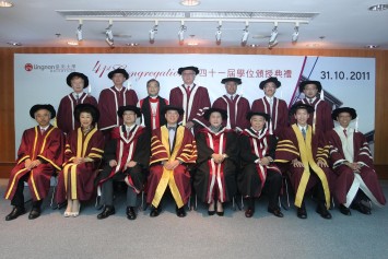 Group photo at the Lingnan University 41st Congregation: (front row from left) Treasurer Mr Ben Wong Chung-mat, Deputy Council Chairman Ms Sophia Kao Ching-chi, Doctor of Social Sciences Dr Jonathan Choi Koon-shum, Chancellor of Lingnan University and Chief Executive of Hong Kong Special Administrative Region Mr Donald Tsang, Doctor of Laws Dr Alice Piera Lam Lee Kiu-yue, Doctor of Business Administration Mr Patrick Lee Wan-keung, Council Chairman Mr Bernard Chan, President Chan Yuk-Shee and (back row) members of the senior management. 