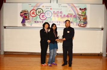 Mr Kwu Hon-keung, Chairman of  Tuen Mun District Youth Programme Committee (right) presents a souvenir to Dr Veronica Tam Sin-ping, Director of Student Services Centre (left) and a student representative of Lingnan University. 