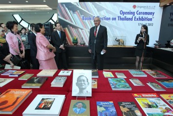 玛哈・扎克里・诗琳通公主殿下出席於邝森活图书馆举行、由岭大副校长施雅德教授（右二）主持的泰国书展揭幕礼。