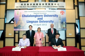 Chulalongkorn University of Thailand and Lingnan University sign an inter-institutional agreement of co-operation as witnessed by Her Royal Highness Princess Maha Chakri Sirindhorn (middle, back row) and Lingnan University Council Chairman Mr Bernard Chan (left, back row) and Vice-President Prof Jesús Seade (right, back row). 