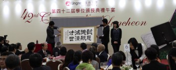 Lingnan student Li Yingni showcases her Chinese calligraphy at the luncheon and presents it to Her Royal Highness Princess Maha Chakri Sirindhorn as a gift.