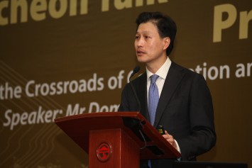 Mr Dominic Ng delivered a speech at the luncheon.