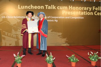 岭南大学校董会主席陈智思先生颁授荣誉院士证书予吴建民先生。