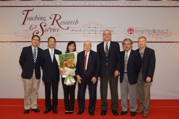 Dr Wu (centre), Ms Jo (third from left) and members of the senior management.