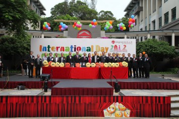 岭大校长陈玉树教授（中）、各国领事或代表、捐款人、校董会及咨议会成员，以及岭大管理高层主持国际日2012揭幕礼。　