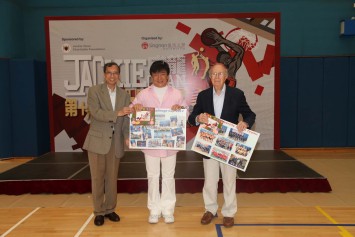 (From left) President Chan Yuk-Shee, Dr Jackie Chan and Sir David Akers-Jones present the prizes.