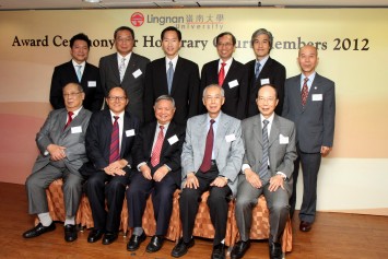 岭南大学校董会主席陈智思议员太平绅士（后排左中）及陈玉树校长（后排右中）与荣誉谘议会委员合照。