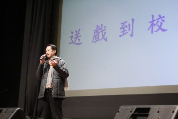 粵劇名伶李龍先生親臨嶺大，介紹粵劇行當及表演元素。