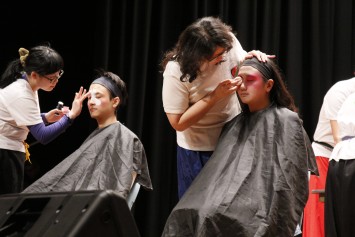 香港青苗粤剧团成员为岭大同学改头换面，示范粤剧舞台化妆。