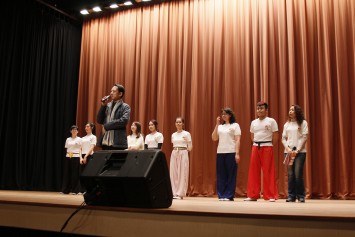 Led by renowned actor Mr Lee Lung, members of the Hong Kong Young Talent Cantonese Opera Troupe present the opening event of Lingnan Arts Festival 2013 (back row from right): Doris Kwan, Lai Yiu-wai, Janet Wong, Wong Kit-ching, Lam Tsz-ching, Liu Hong-wah, Lan Tin-yau (omitted from photo), Cheng Nga-ki and Yuen Sin-ting.