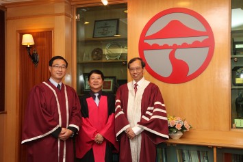 （右起）陳玉樹校長、陳章明教授及社會科學院學術事務長魏向東教授