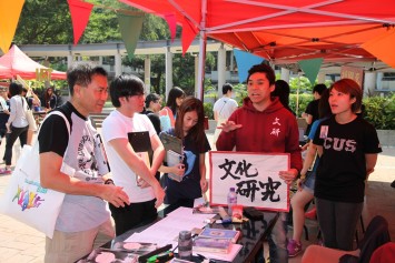 文化研究系學生大使向鄭國漢校長（左）介紹課程資料。