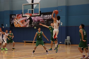HKBU and HKU competing in the men&#39;s basketball final.
