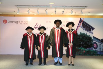 左起：黃伯鏗博士、吳詠梅博士、加斯頓•吉恩－瑪麗•卡波里博士及林鄭月娥太平紳士。