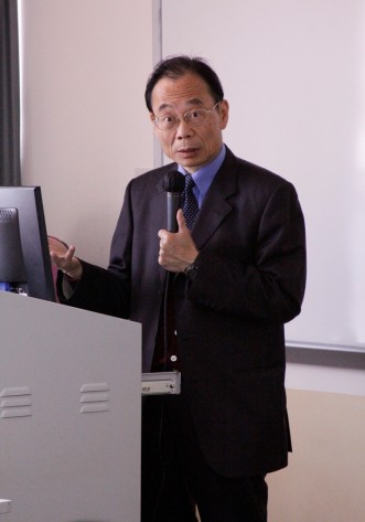 Prof  Ho Lok-sang presents the key findings of of the "Hong Kong Happiness Survey 2013".
