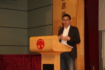 Mr Su Tong delivering his public lecture.