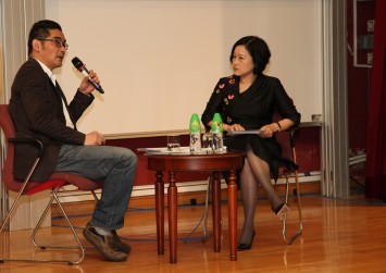 Mr Su Tong discussing with Prof Mary Wong Shuk-han of Department of Chinese.