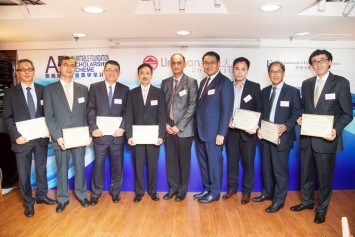 嶺南大學署理副校長夏爾馬教授（中）及德和慈善基金董事伍尚匡先生（右四），於德和師友計劃的啟動儀式上，向參與的導師頒發感謝狀。