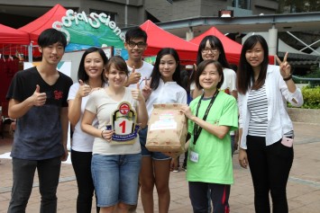 香港大学与理工大学争夺篮球赛锦标。