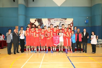 The PolyU Basketball Team, which has won the championship of the men&#39;s basketball final, take a group photo with the officiating guests of the Jackie Chan Challenge Cup Inter-collegiate Invitation Tournament.