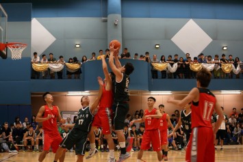 HKU and PolyU competing in the men&#39;s basketball final.