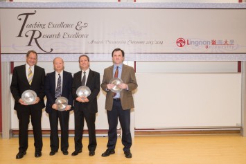 （左起）優異教學奬得獎者Marc LeBane先生、鄺龑子教授、Paul Whitla教授及馬翰庭教授。