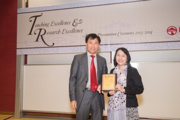 President Leonard K Cheng presents the Master Teacher Award to Prof Grace Lau Yin-ping (right).