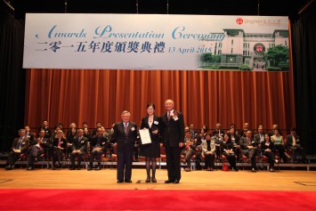 Cecilia Chan (middle) receives the Most Distinguished Student Award 2014/15 from Dr Frank Law Sai-kit, Chairman of the Court of Lingnan University (right) and Dr Peter Wong Pak-heung, Chairman of the Lingnan Education Organisation.
