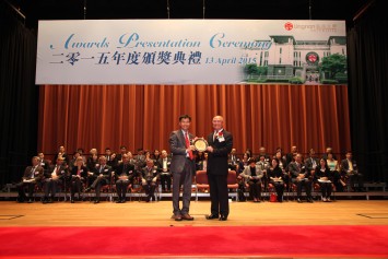 President Leonard K Cheng (left) presents a souvenir to Dr Frank Law Sai-kit, Chairman of the Court of Lingnan University and officiating guest of the Ceremony.