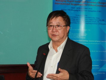 陳章明教授分析香港安老服務計畫的政策制定。