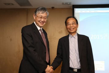施永青基金創辦人施永青先生（左）出席新聞發布會。