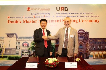 郑国汉校长及巴塞隆那自治大学校长费兰・桑丘教授签署合作协议。