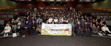 来自屯门区15间小学的学生，於参观岭大时合照。