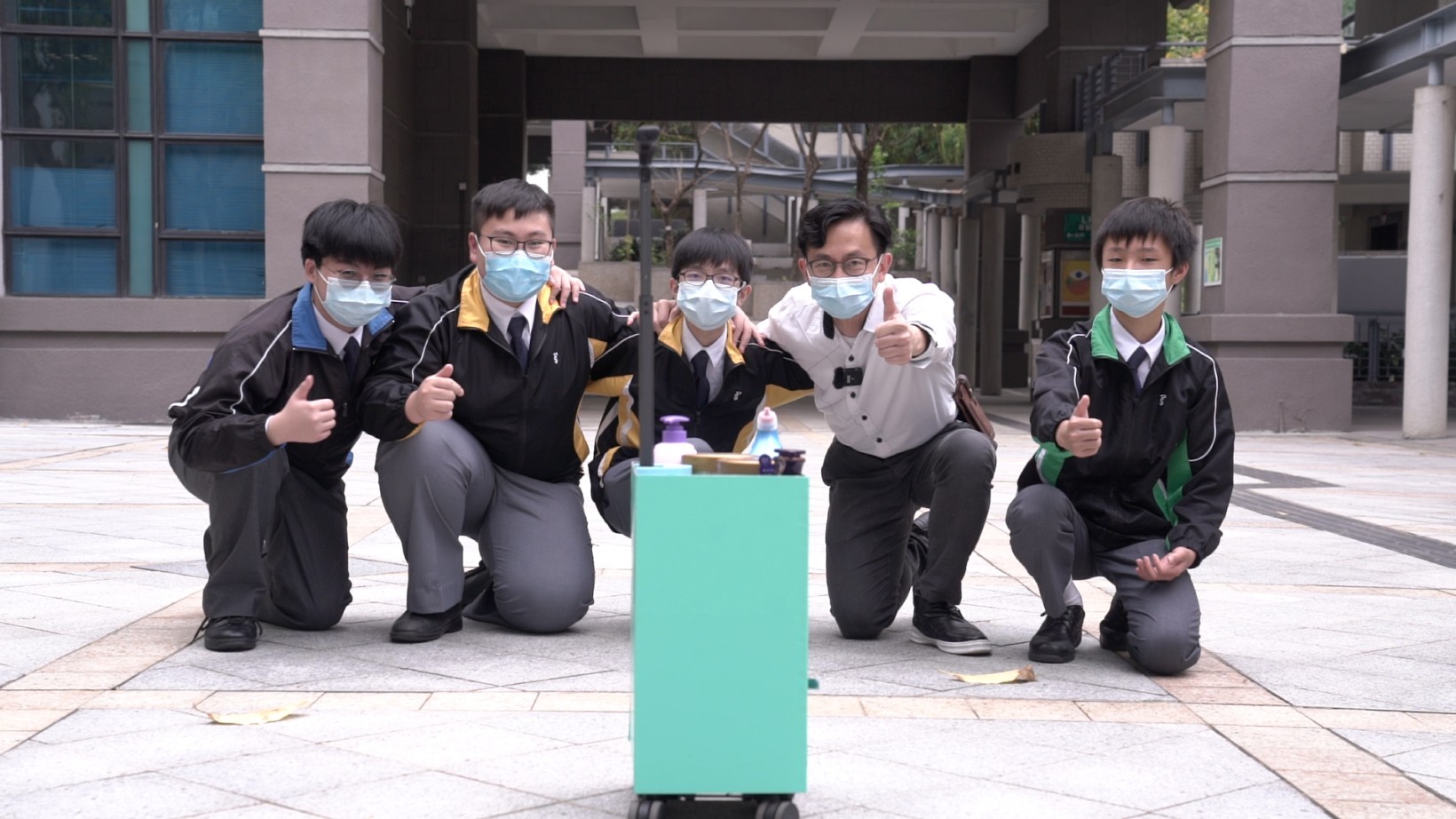 天主教培圣中学的参赛队伍凭「免提追踪买餸车」夺得冠军及「最受欢迎龄活大奖」。