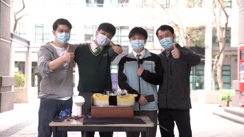亚军得主迦密唐宾南纪念中学的参赛队伍与其作品「智能地毡及蜂鸣助手」合照。