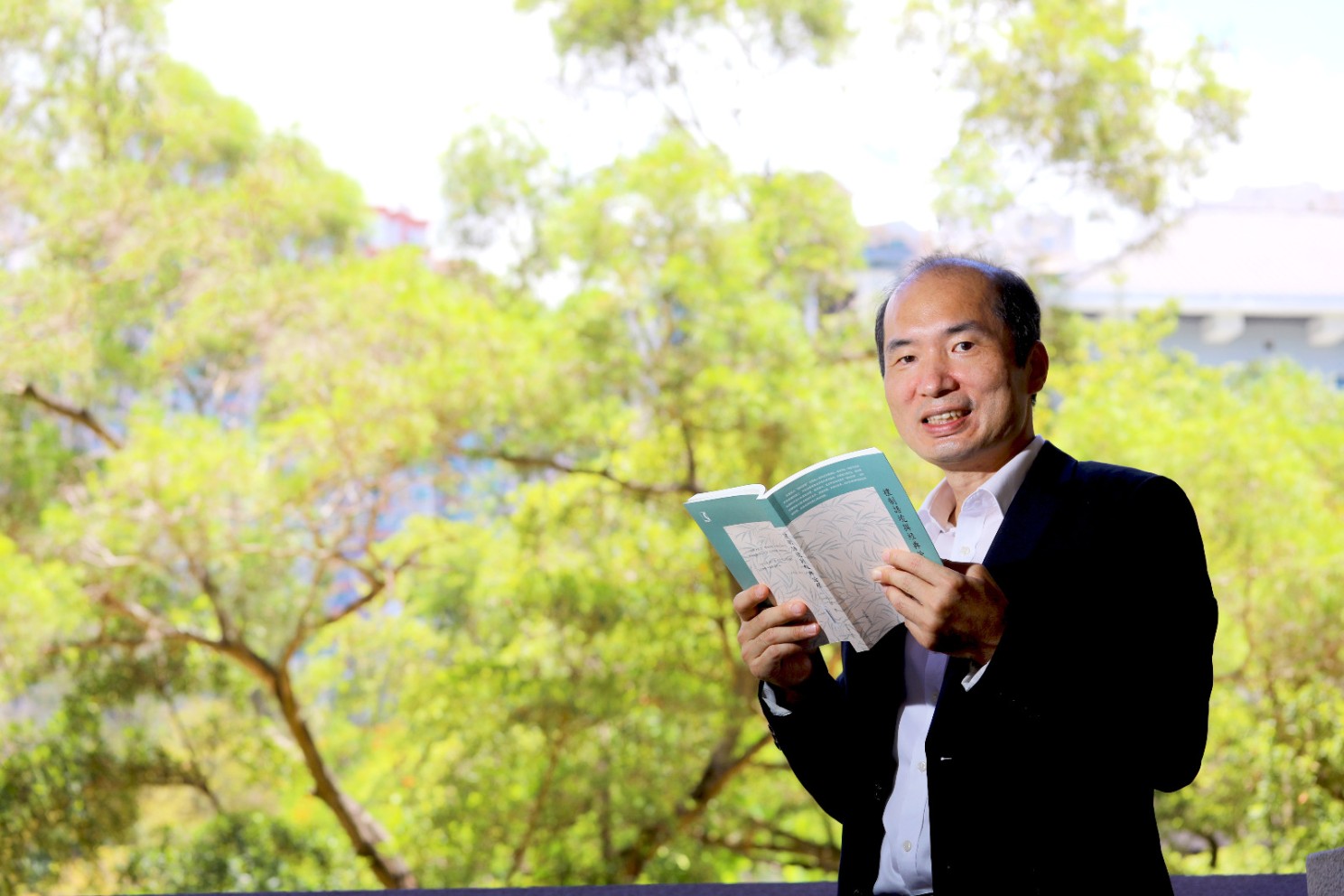 岭大中文系教授许子滨教授及其获奖著作《礼制语境与经典诠释》。