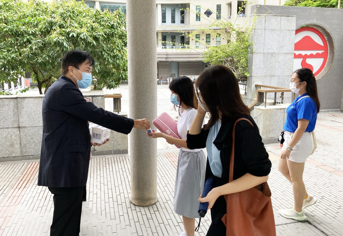 校长郑国汉教授