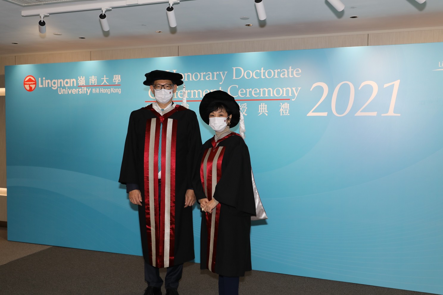 陈德霖先生（左）及张艾嘉女士（右）获岭南大学颁授荣誉博士学位。