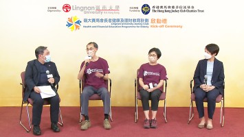 投资者及理财教育委员会创新及伙伴合作经理蔡淑敏女士（右一）、岭大署理校长莫家豪教授（左一）及参与计划的长者分享使用消费券的心得。