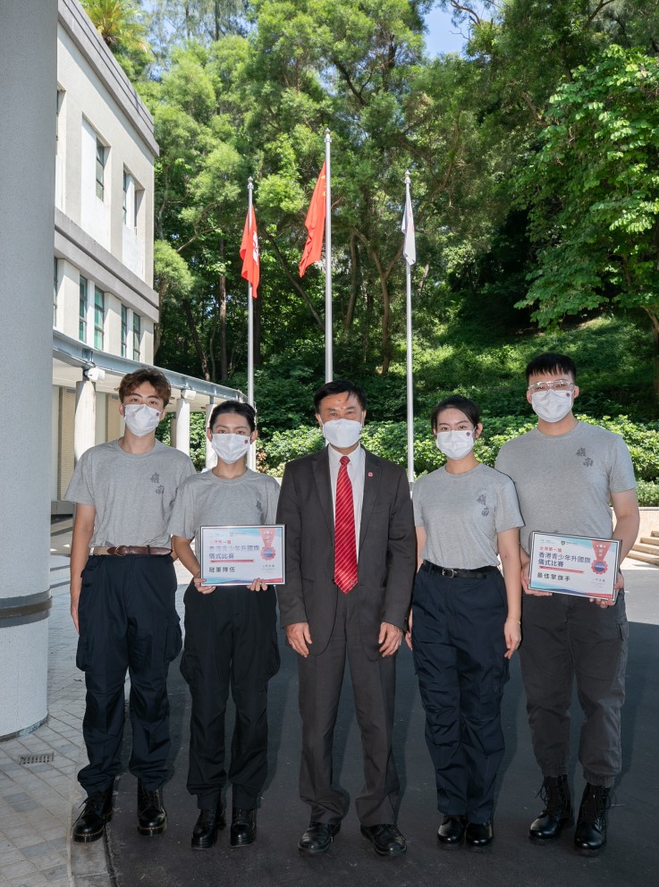 岭大新成立的学生升旗队首次参加升国旗仪式比赛夺冠。