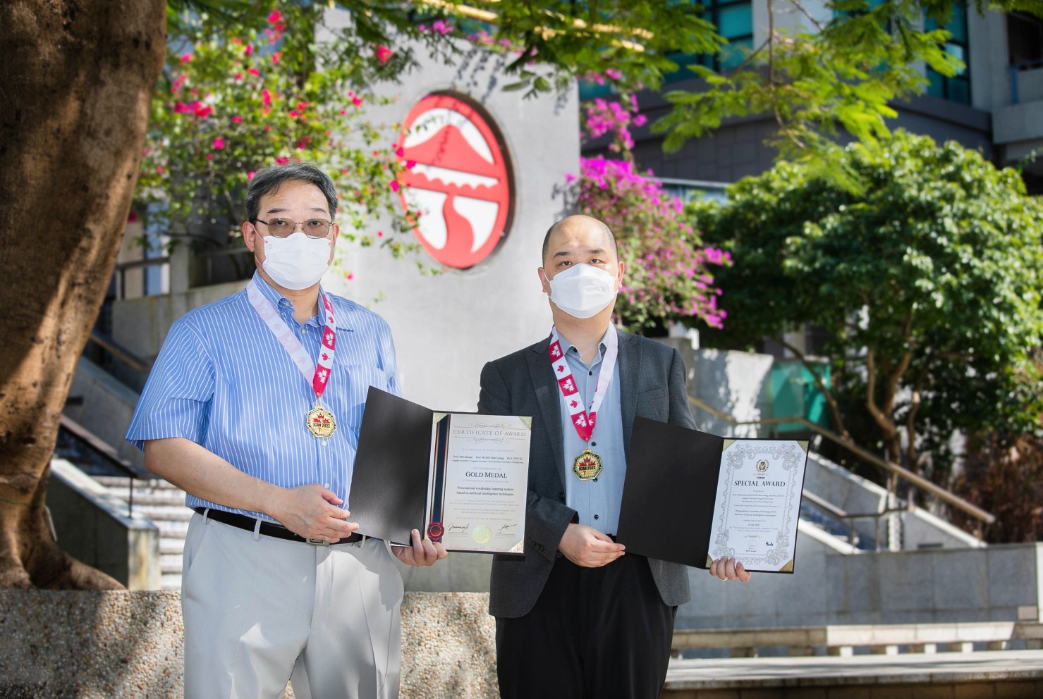 Prof Xie Haoran, Associate Professor of Department of Computing and Decision Sciences (right) and Prof Wong Man-leung, Head of Department of Computing and Decision Sciences (left).