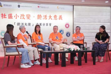 Ambassador Lee Suk Yin Vivian (second on the left) shares her experiences and thoughts on participating in the Ambassador scheme.   From left: Elsa YU (social worker), LEE Suk-yin Vivian, CHOW Choi-lin Shirley, YUK Kin-kwok, TONG Chi-chung Louis (Project Ambassadors), WONG Shuk-wai Emily (Project Manager) 