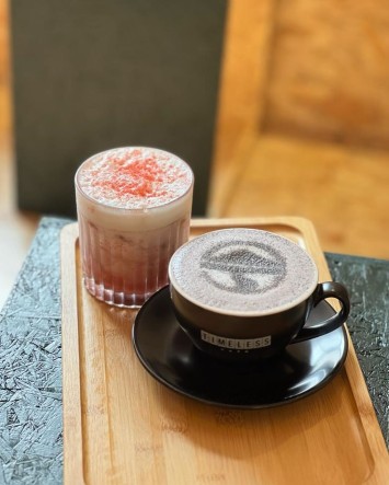 All Lingnan University alumni visiting Lingnanian pop-up café will receive a complimentary red grey special drink by redeeming the special coupon, fostering alumni connections and a deeper appreciation for Lingnan’s cultural heritage.