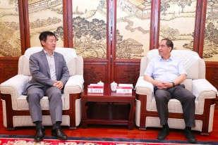 北京大學校長龔旗煌院士（右）與秦泗釗校長（左）一行會面。