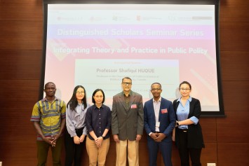 加拿大麦克马斯特大学政治学系教授Ahmed Shafiqul Huque 教授（右三）为「杰出学者系列研讨会」中第二位受邀演讲的世界知名学者。
